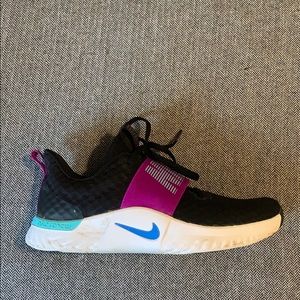 Black Nike tennis shoes